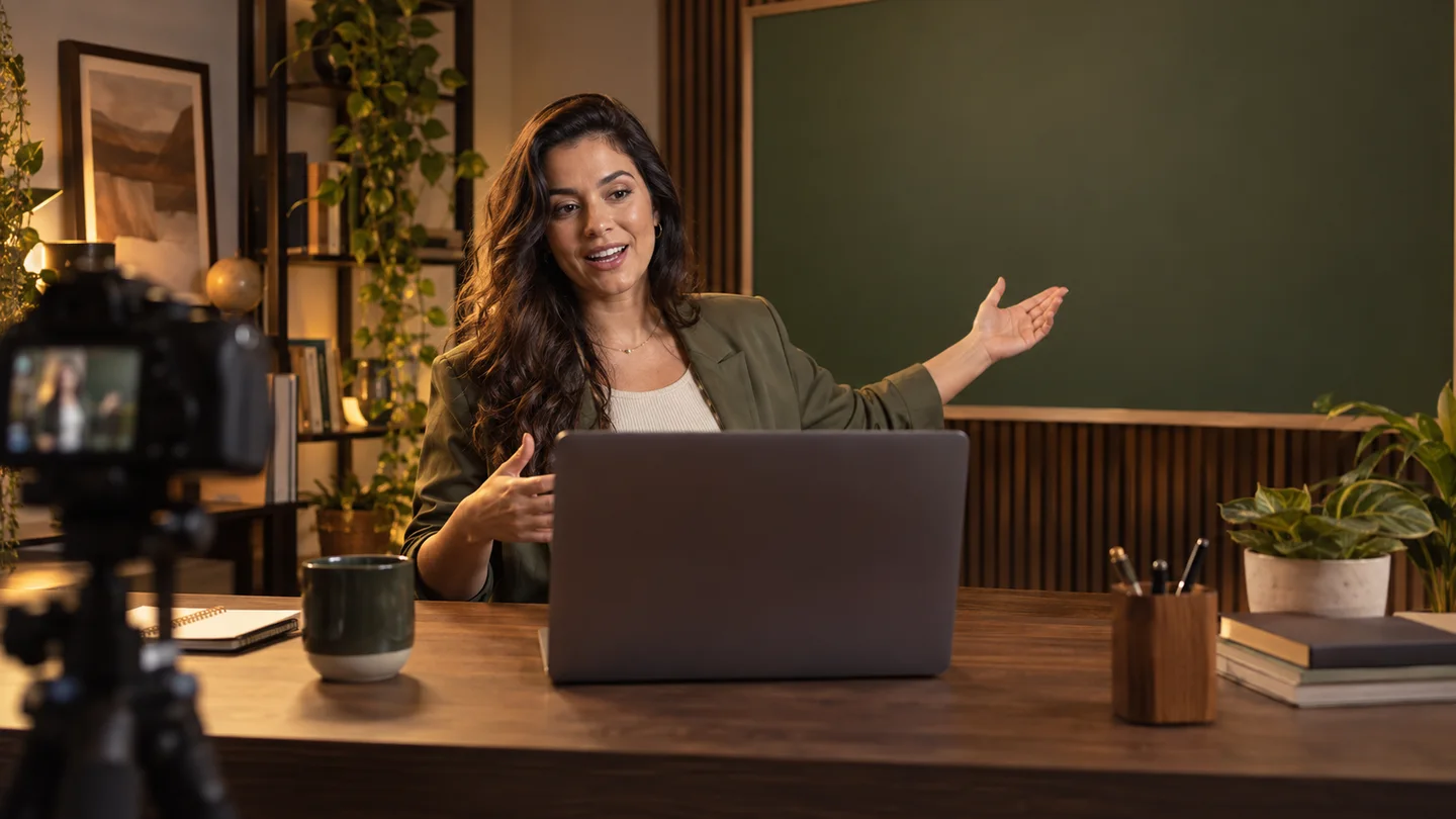 Instrutora conduz uma aula online em um estúdio de aprendizagem.