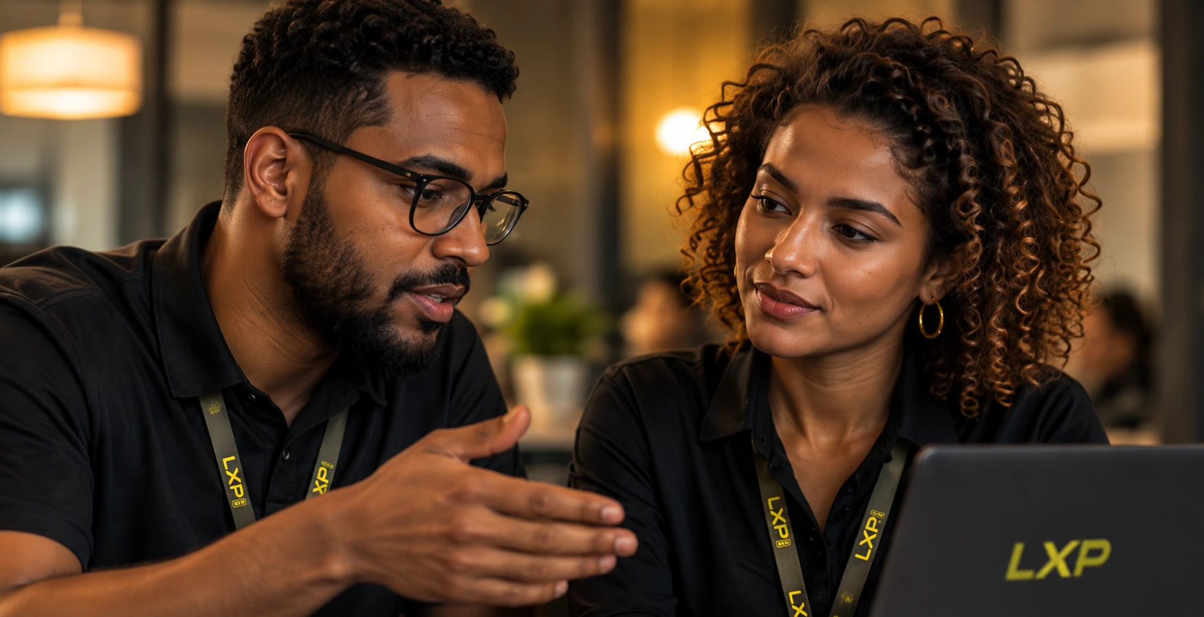 Profissionais conversam sobre um projeto de aprendizagem